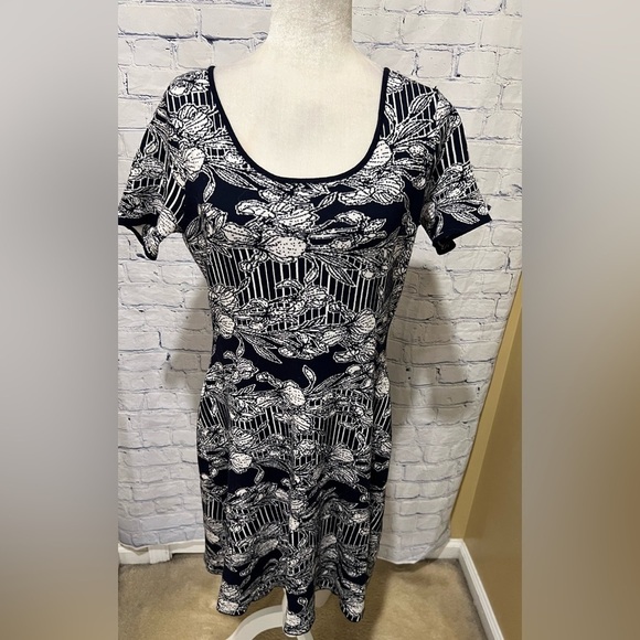 Women’s Signature by Robbie Bee Floral Navy & Ivory Dress Size Large - Picture 3 of 9